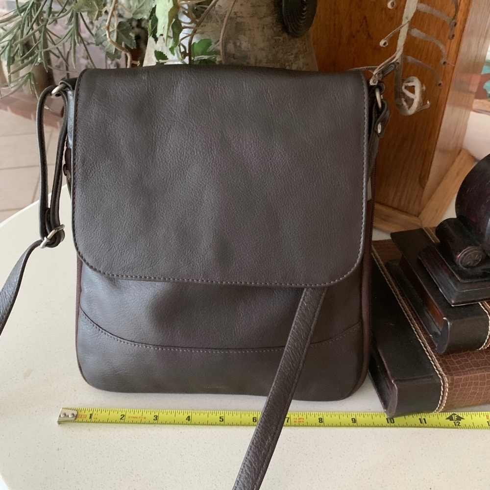 Green Mountain expands 2 1/2“ leather “passport crossbody traveling bag side